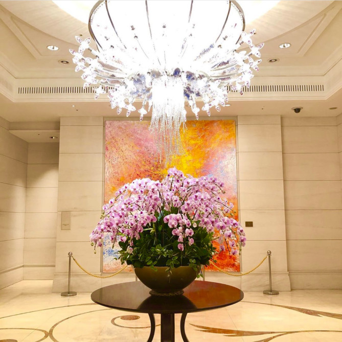 シャンデリアと花 