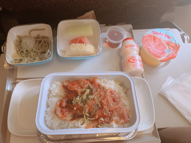 ガルーダインドネシア航空の機内食(トマトと豚肉のソテー)