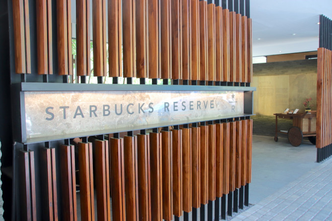 スターバックスリザーブデワタ入口