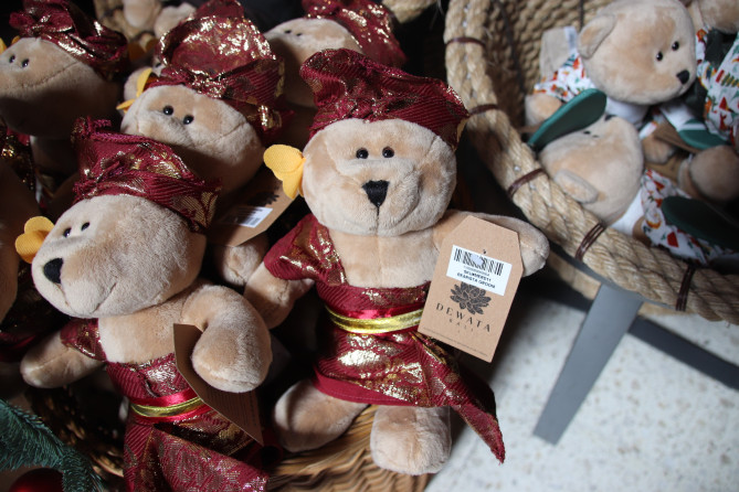 赤衣装のテディベア