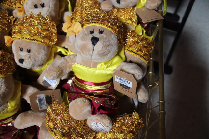 ゴールド衣装のテディベア