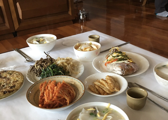 韓国の名節の食事風景