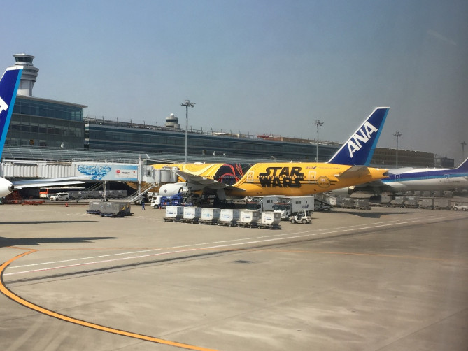 スターウォーズペイントのジェット機／羽田空港