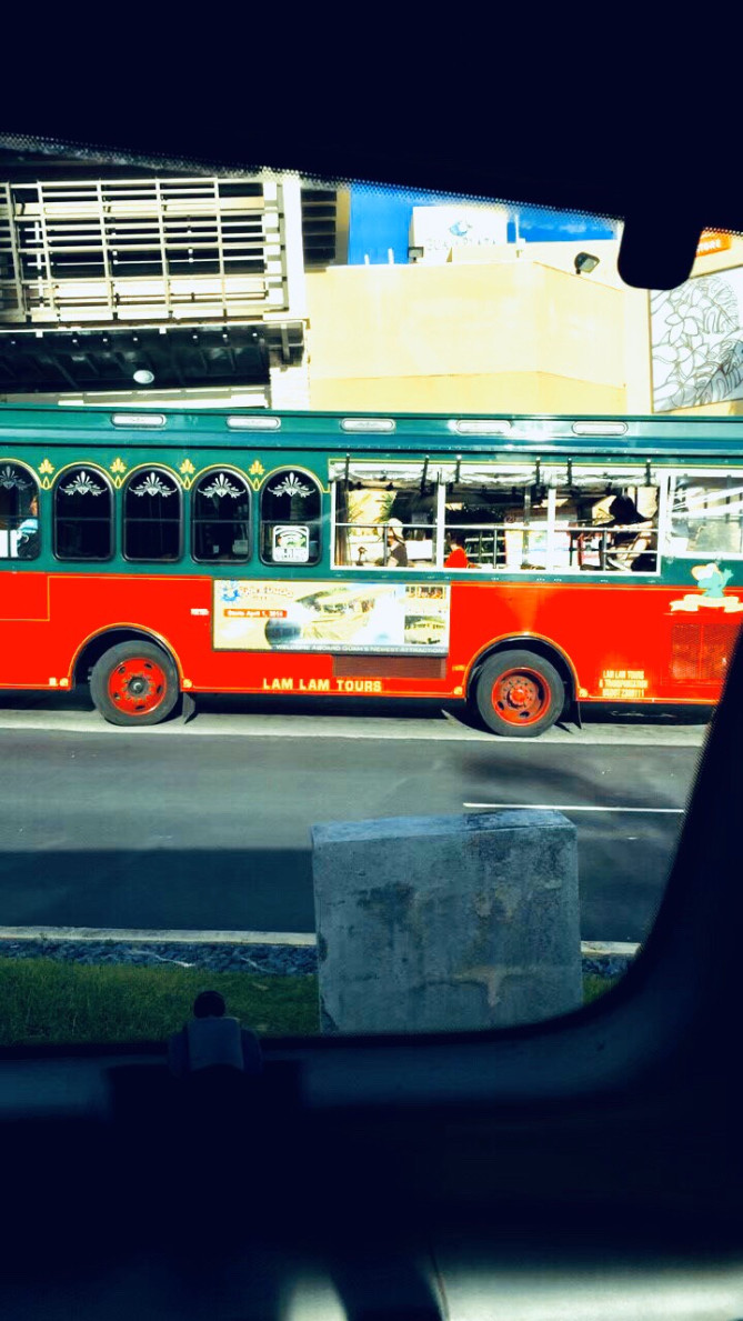 赤いシャトルバス