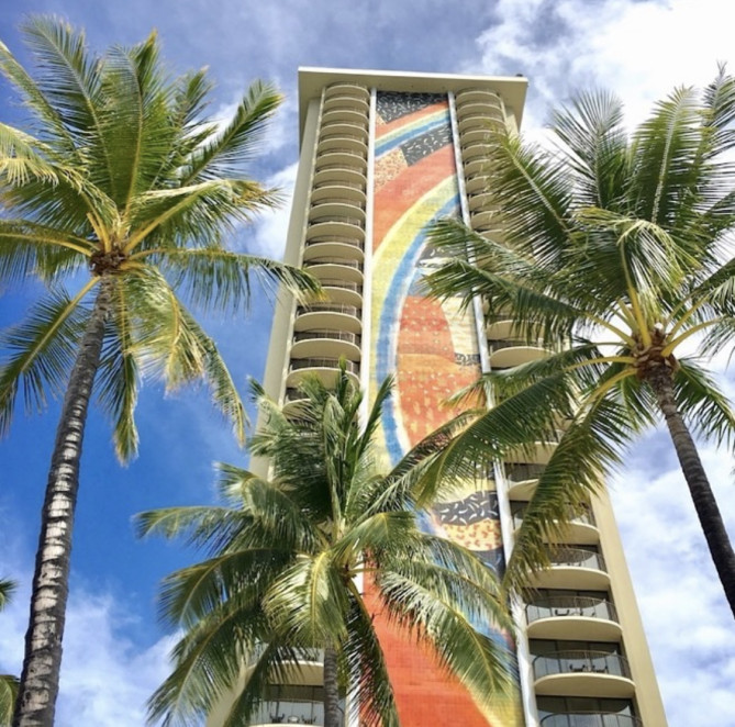 レインボータワーとヤシの木