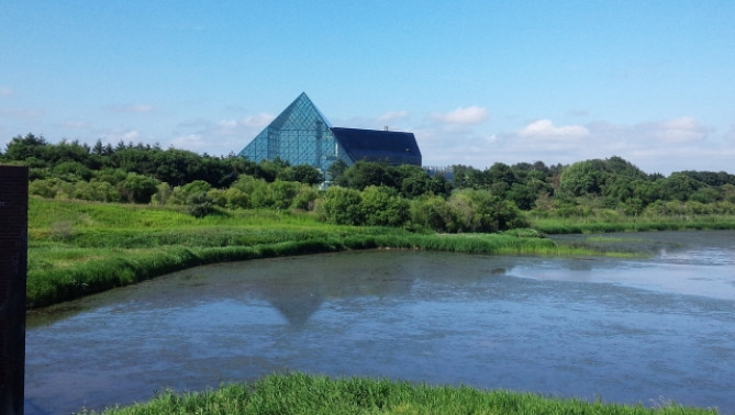 ガラスのピラミッド