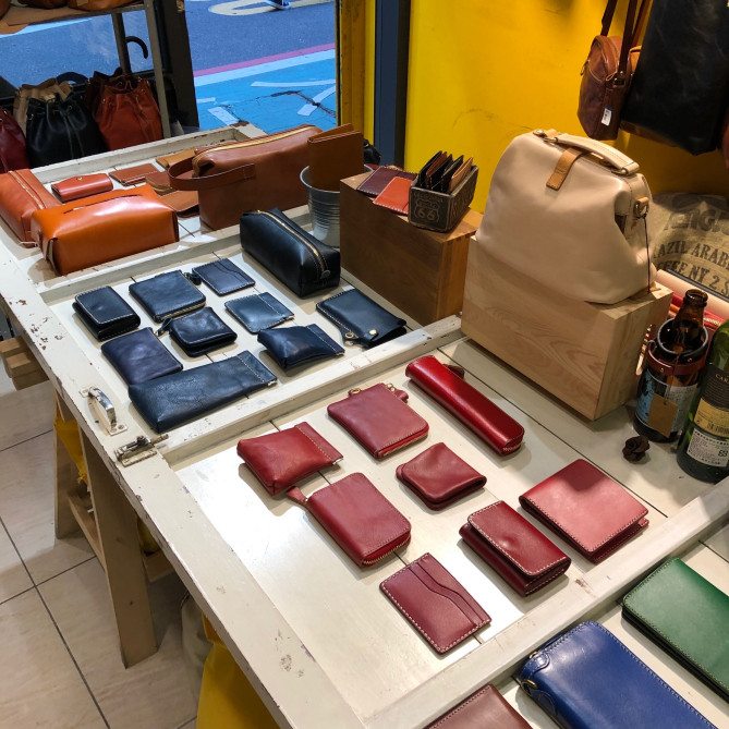 店内には革製品がずらり
