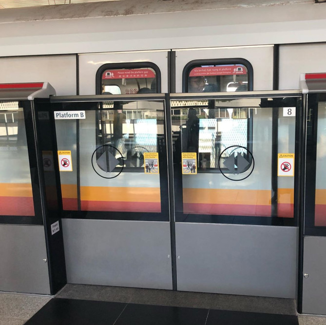 MRT（地下鉄）のドア