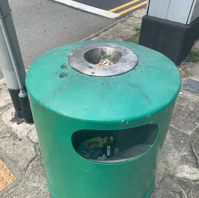 灰皿付きゴミ箱がある場所は喫煙可能