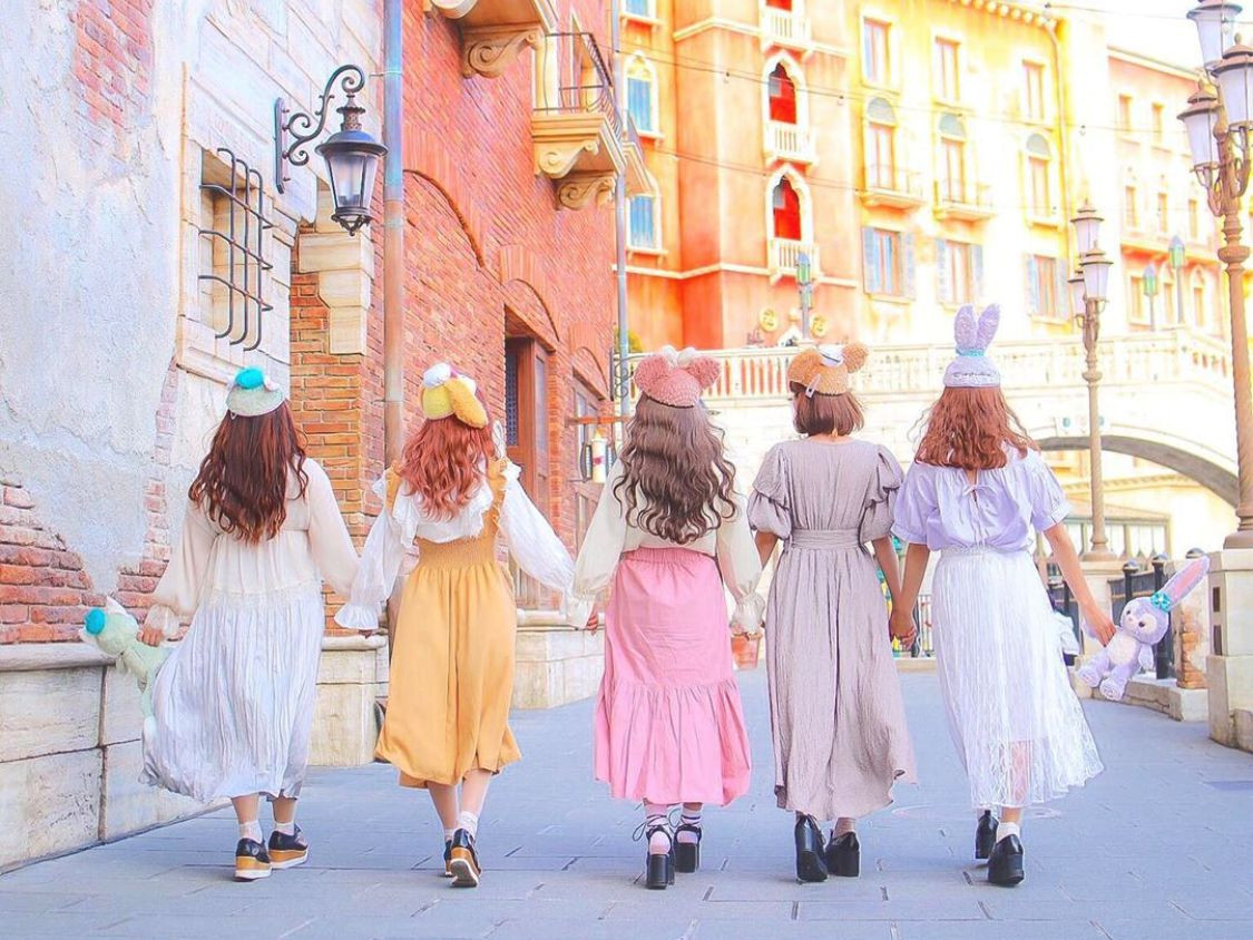 お揃いコーデのダッフィーとシェリーメイ 妹とダフシェリ🧸🤍🤎 この日は家族4人でインパしましたっ