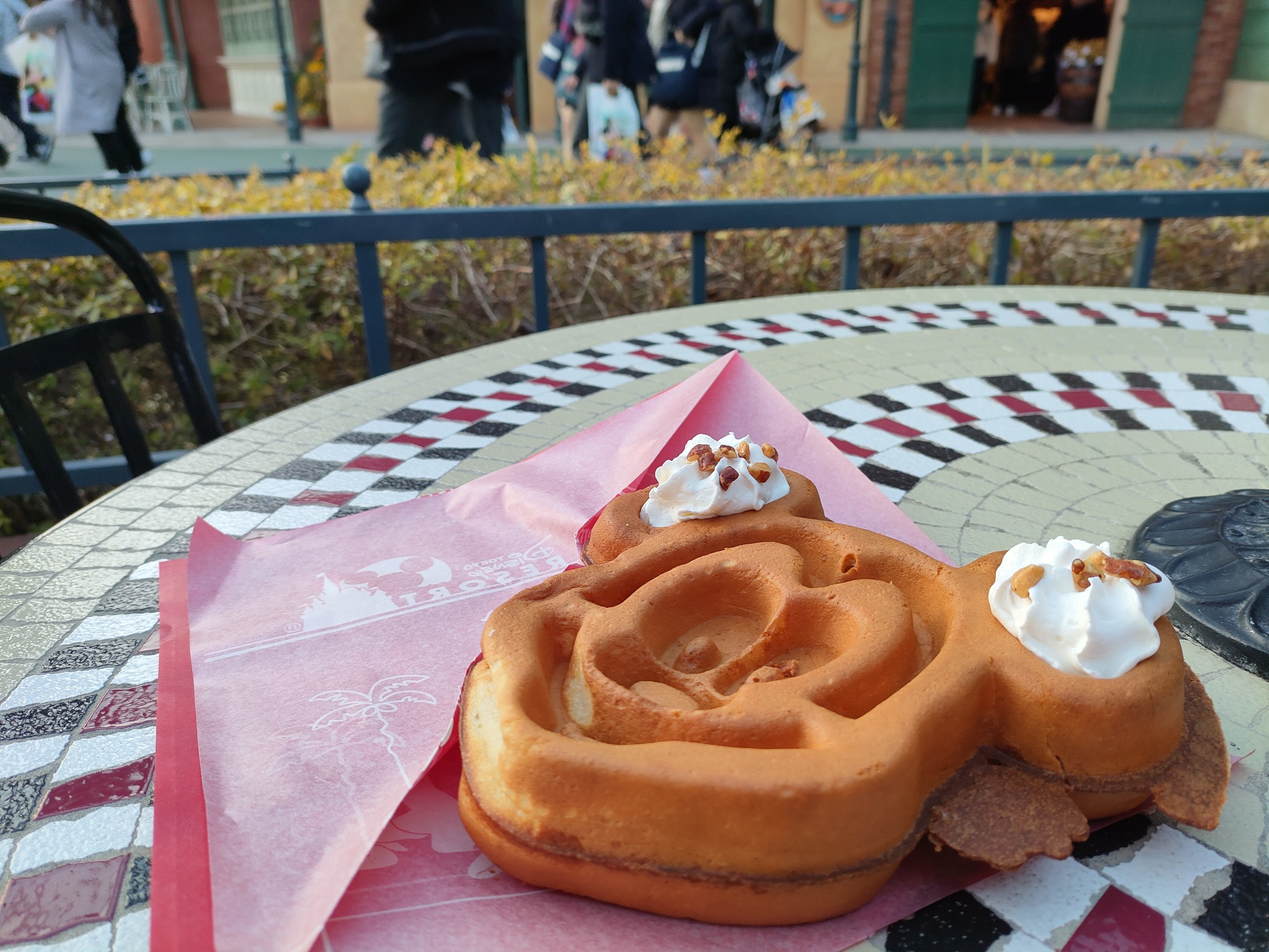 ディズニーランド　パンケーキ　ミッキー　クッション　【匿名配送】　パークフード 名物ミッキーワッフルがクッションに！東京ディズニーランド